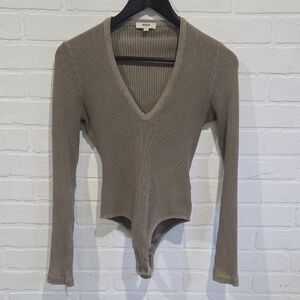 Agolde Ribbed V-Neck Long Sleeve Bodysuit - Taupe